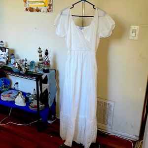 Very good looking long white dress. Maker is Polagram and is a size small.